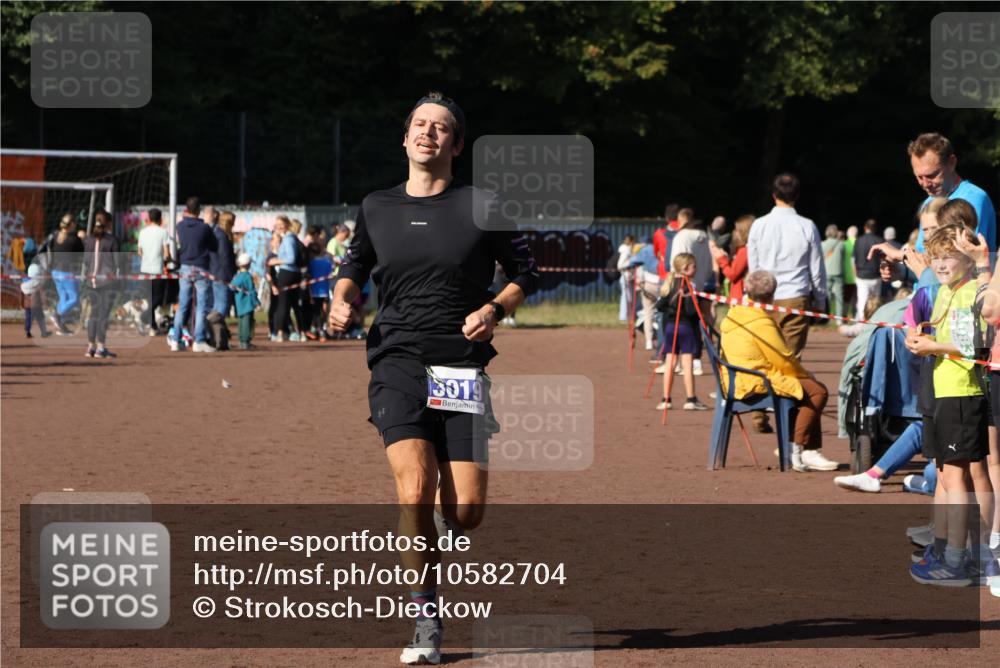 27.09.2026 - 35. Volkslauf durch das schöne Alstertal Strokosch-Dieckow http://msf.ph/oto/10582704 27.09.2026 11:13:31 Ziel 2416, 3019, 3235 meine-sportfotos.de