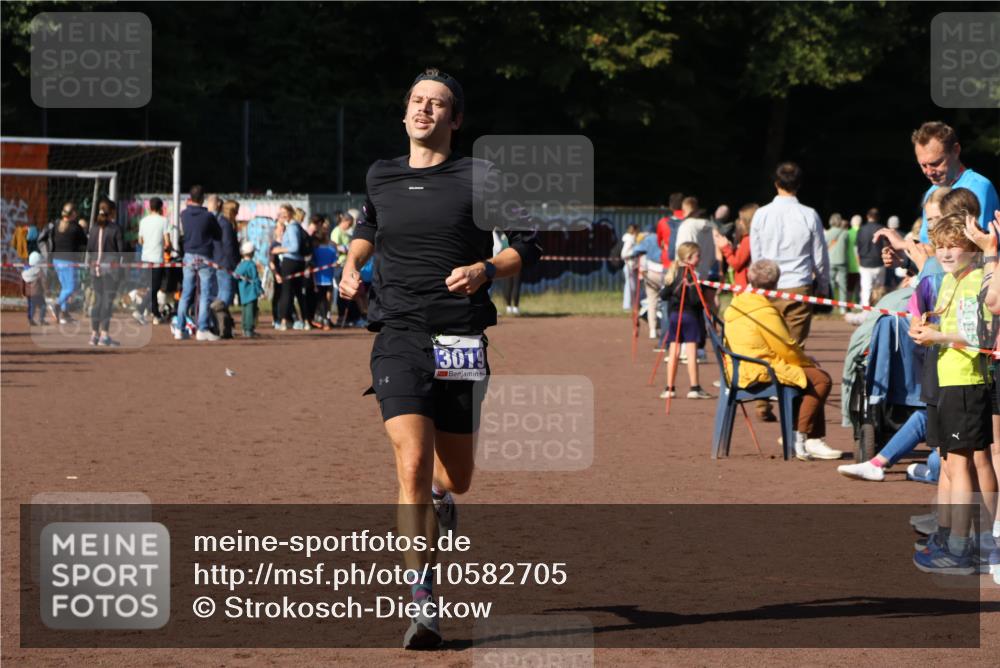 27.09.2026 - 35. Volkslauf durch das schöne Alstertal Strokosch-Dieckow http://msf.ph/oto/10582705 27.09.2026 11:13:31 Ziel 2416, 3019, 3235 meine-sportfotos.de