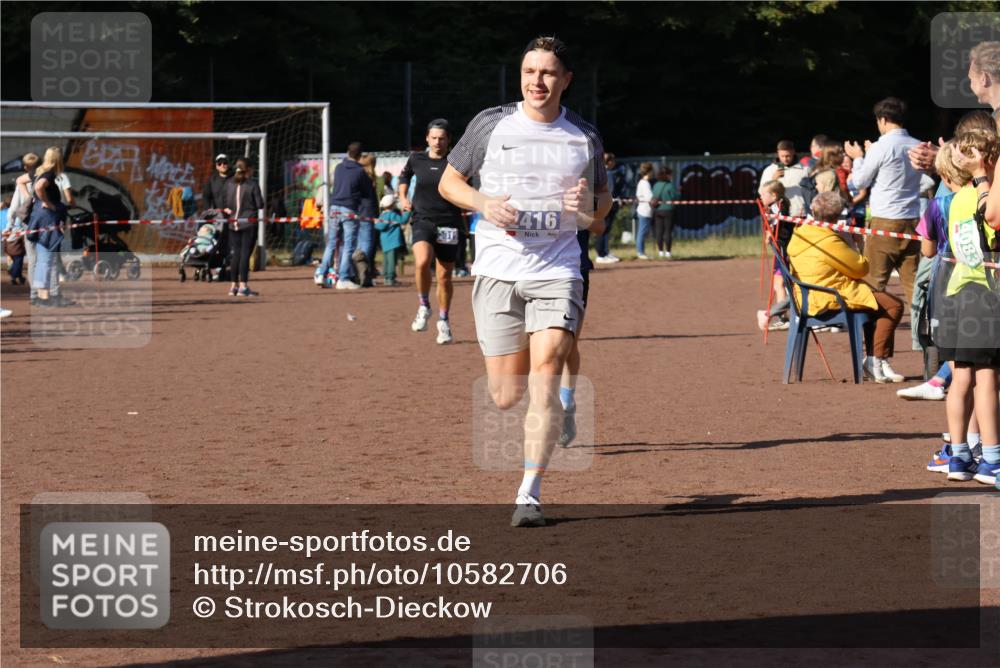 27.09.2026 - 35. Volkslauf durch das schöne Alstertal Strokosch-Dieckow http://msf.ph/oto/10582706 27.09.2026 11:13:27 Ziel 2416, 3019, 3235 meine-sportfotos.de
