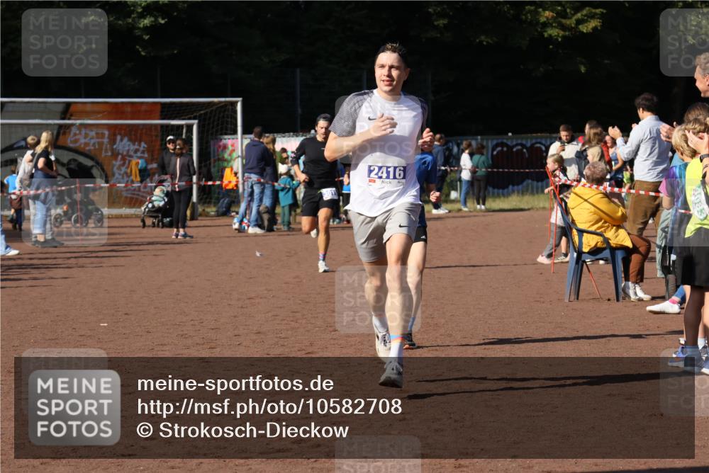 27.09.2026 - 35. Volkslauf durch das schöne Alstertal Strokosch-Dieckow http://msf.ph/oto/10582708 27.09.2026 11:13:27 Ziel 2416, 3019, 3235 meine-sportfotos.de