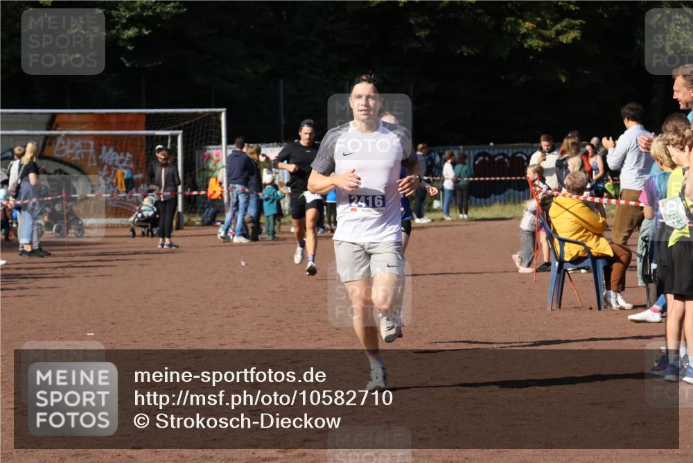 27.09.2026 - 35. Volkslauf durch das schöne Alstertal Strokosch-Dieckow http://msf.ph/oto/10582710 27.09.2026 11:13:27 Ziel 2416, 3019, 3235 meine-sportfotos.de