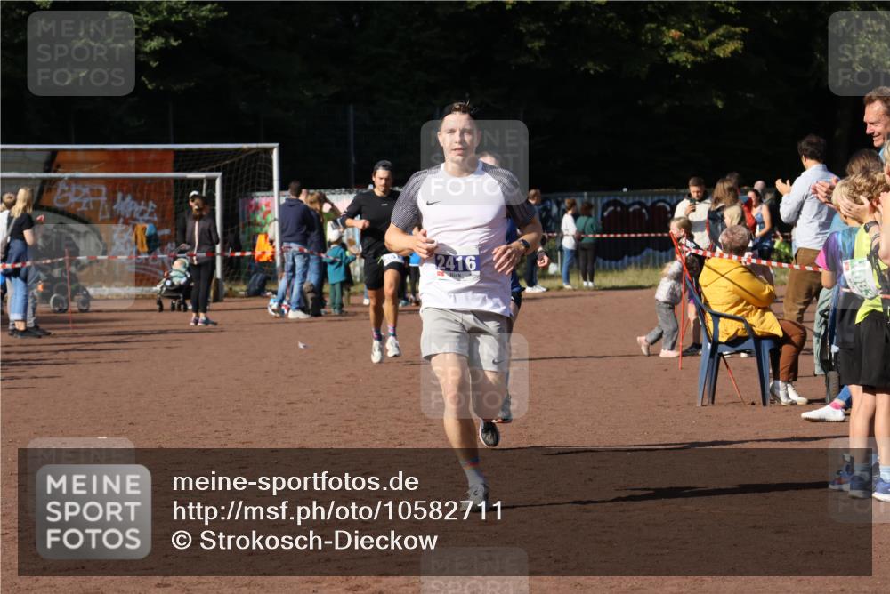 27.09.2026 - 35. Volkslauf durch das schöne Alstertal Strokosch-Dieckow http://msf.ph/oto/10582711 27.09.2026 11:13:27 Ziel 2416, 3019, 3235 meine-sportfotos.de