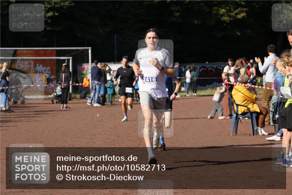 27.09.2026 - 35. Volkslauf durch das schöne Alstertal Strokosch-Dieckow http://msf.ph/oto/10582713 27.09.2026 11:13:26 Ziel 2416, 3019, 3235 meine-sportfotos.de