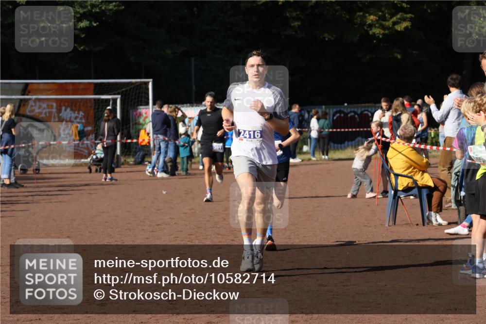 27.09.2026 - 35. Volkslauf durch das schöne Alstertal Strokosch-Dieckow http://msf.ph/oto/10582714 27.09.2026 11:13:26 Ziel 2416, 3019, 3235 meine-sportfotos.de