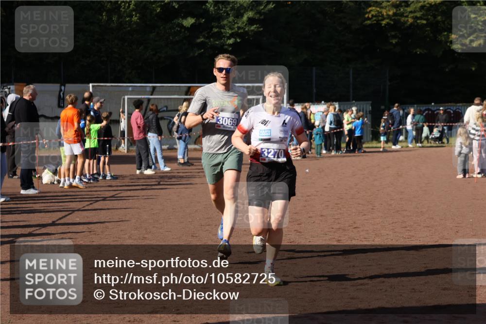 27.09.2026 - 35. Volkslauf durch das schöne Alstertal Strokosch-Dieckow http://msf.ph/oto/10582725 27.09.2026 11:13:09 Ziel 3069, 3270, 3995 meine-sportfotos.de