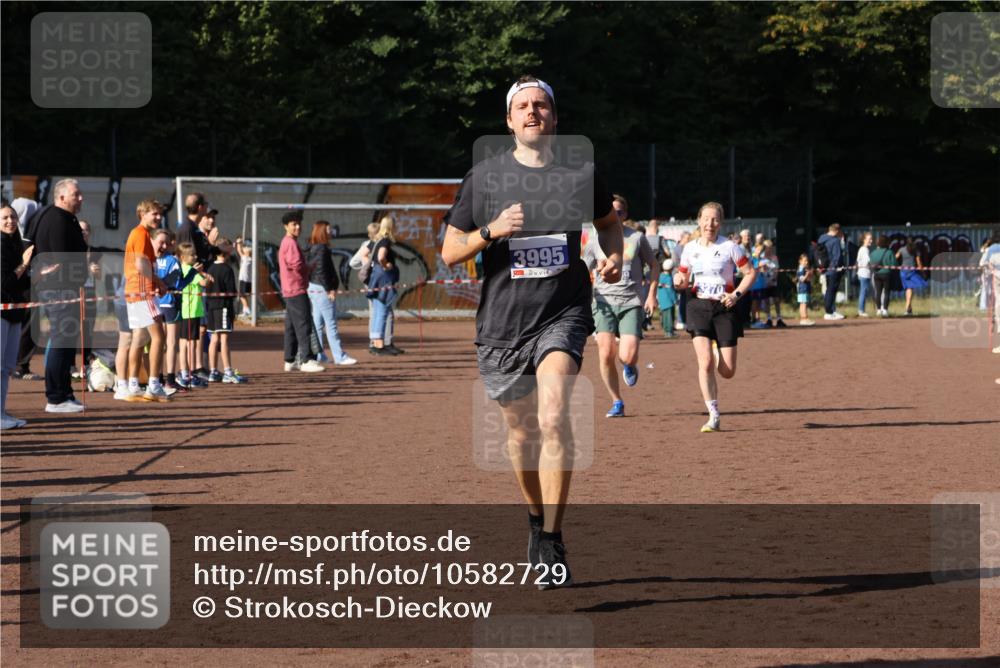 27.09.2026 - 35. Volkslauf durch das schöne Alstertal Strokosch-Dieckow http://msf.ph/oto/10582729 27.09.2026 11:13:06 Ziel 3069, 3270, 3995 meine-sportfotos.de