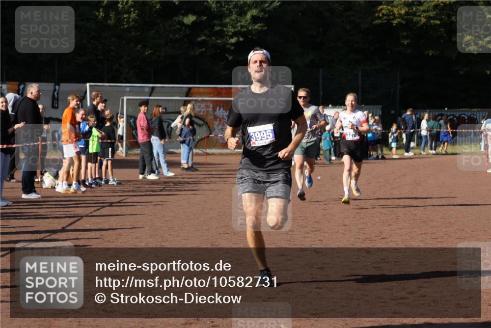 27.09.2026 - 35. Volkslauf durch das schöne Alstertal Strokosch-Dieckow http://msf.ph/oto/10582731 27.09.2026 11:13:06 Ziel 3069, 3270, 3995 meine-sportfotos.de