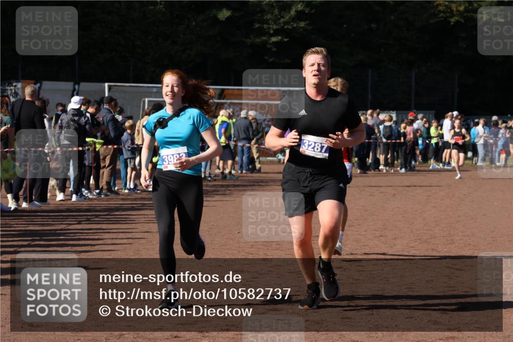 27.09.2026 - 35. Volkslauf durch das schöne Alstertal Strokosch-Dieckow http://msf.ph/oto/10582737 27.09.2026 11:28:22 Ziel 2999, 3229, 3287, 3293, 3983 meine-sportfotos.de