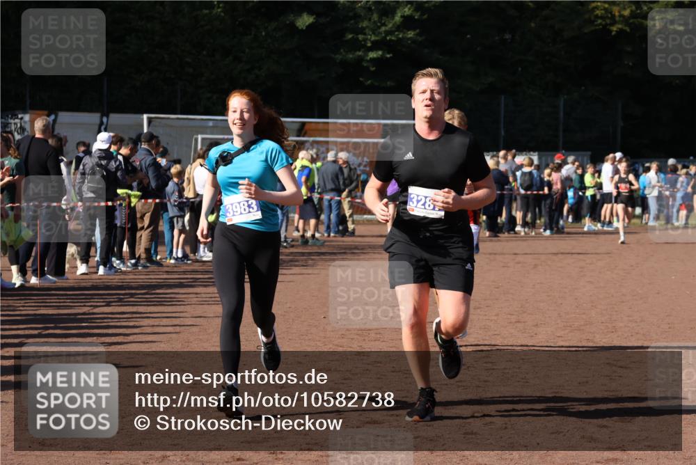 27.09.2026 - 35. Volkslauf durch das schöne Alstertal Strokosch-Dieckow http://msf.ph/oto/10582738 27.09.2026 11:28:22 Ziel 2999, 3229, 3287, 3293, 3983 meine-sportfotos.de