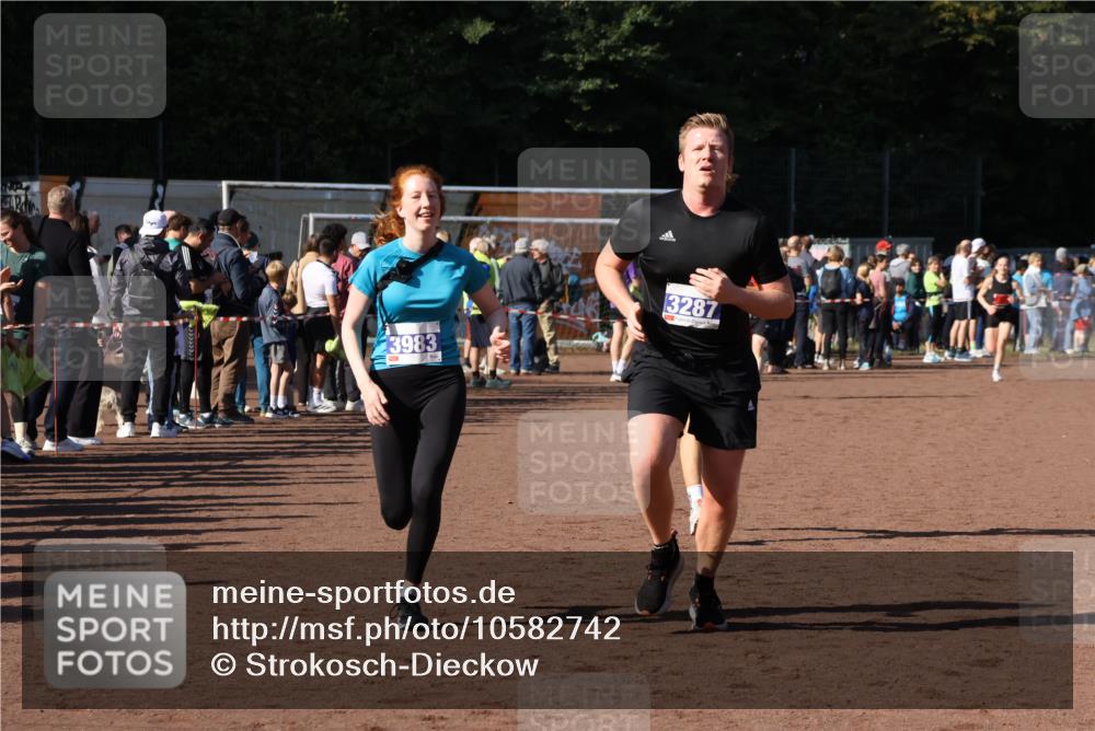27.09.2026 - 35. Volkslauf durch das schöne Alstertal Strokosch-Dieckow http://msf.ph/oto/10582742 27.09.2026 11:28:21 Ziel 3229, 3287, 3983, 4182 meine-sportfotos.de