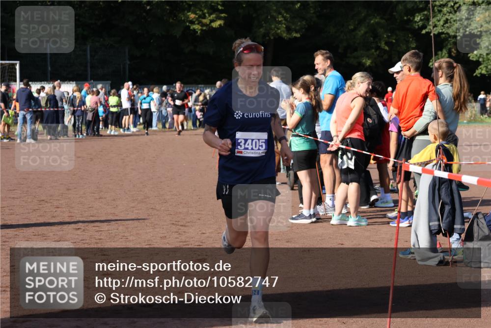 27.09.2026 - 35. Volkslauf durch das schöne Alstertal Strokosch-Dieckow http://msf.ph/oto/10582747 27.09.2026 11:28:10 Ziel 3198, 3405, 4182 meine-sportfotos.de