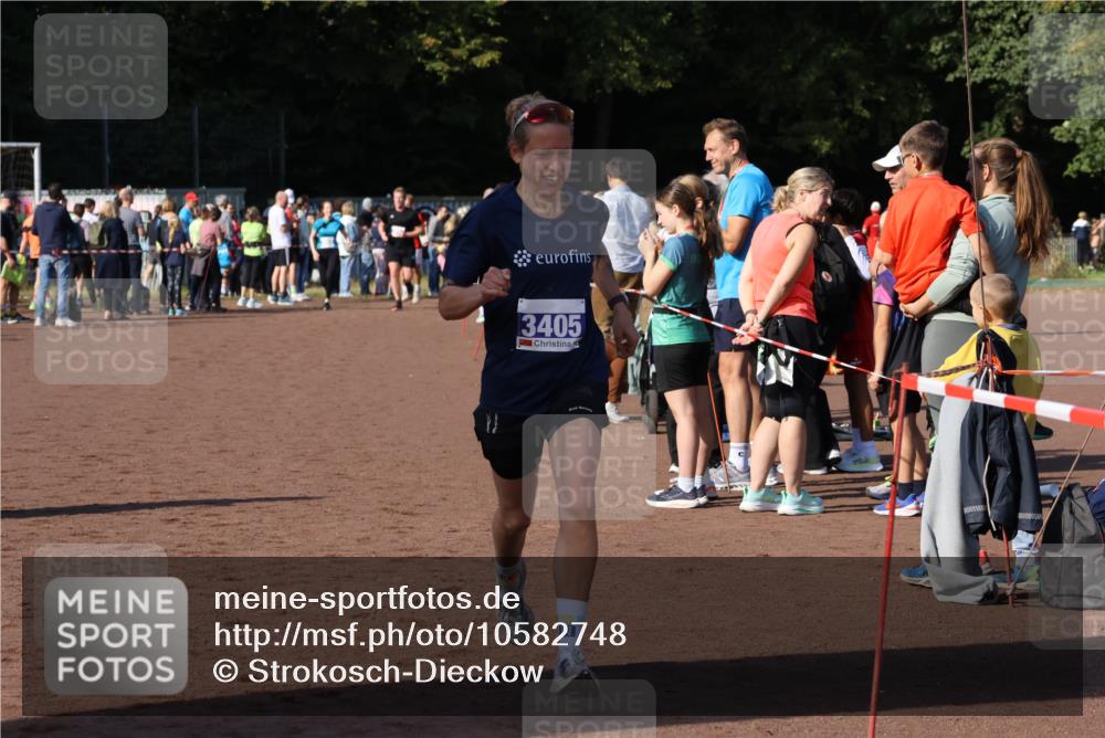 27.09.2026 - 35. Volkslauf durch das schöne Alstertal Strokosch-Dieckow http://msf.ph/oto/10582748 27.09.2026 11:28:10 Ziel 3198, 3405, 4182 meine-sportfotos.de