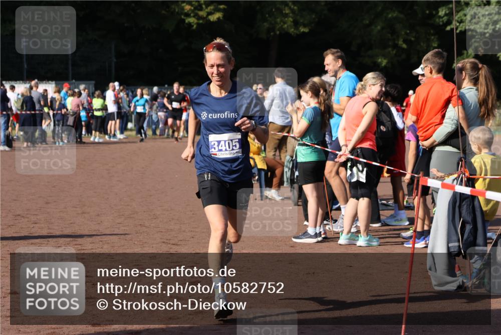27.09.2026 - 35. Volkslauf durch das schöne Alstertal Strokosch-Dieckow http://msf.ph/oto/10582752 27.09.2026 11:28:10 Ziel 3198, 3405, 4182 meine-sportfotos.de