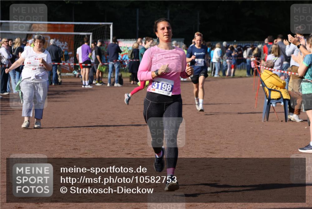 27.09.2026 - 35. Volkslauf durch das schöne Alstertal Strokosch-Dieckow http://msf.ph/oto/10582753 27.09.2026 11:28:05 Ziel 3198, 3405 meine-sportfotos.de