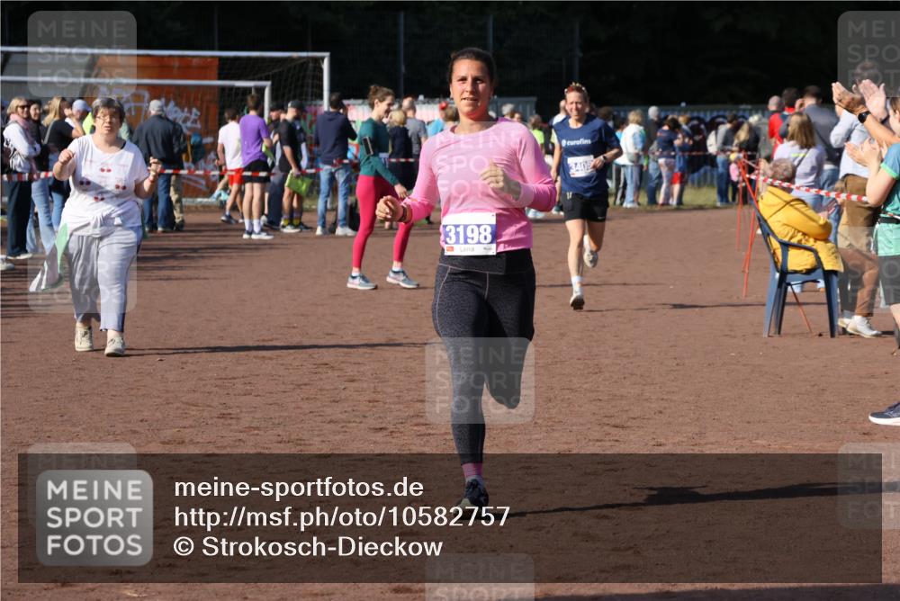 27.09.2026 - 35. Volkslauf durch das schöne Alstertal Strokosch-Dieckow http://msf.ph/oto/10582757 27.09.2026 11:28:05 Ziel 3198, 3405 meine-sportfotos.de