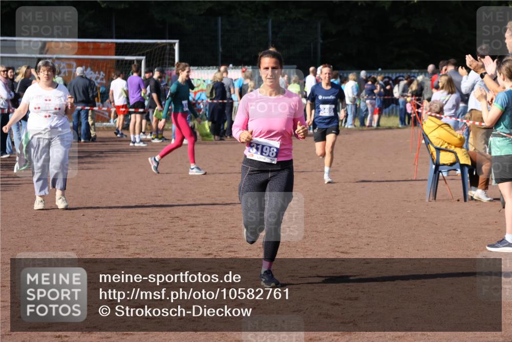27.09.2026 - 35. Volkslauf durch das schöne Alstertal Strokosch-Dieckow http://msf.ph/oto/10582761 27.09.2026 11:28:05 Ziel 3198, 3405 meine-sportfotos.de
