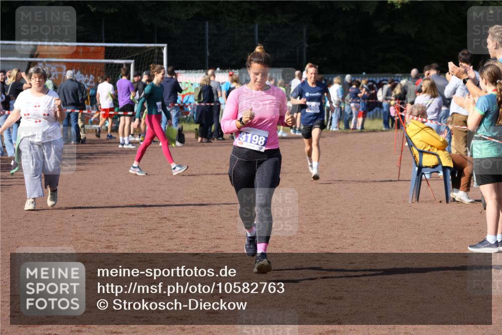 27.09.2026 - 35. Volkslauf durch das schöne Alstertal Strokosch-Dieckow http://msf.ph/oto/10582763 27.09.2026 11:28:05 Ziel 3198, 3405 meine-sportfotos.de