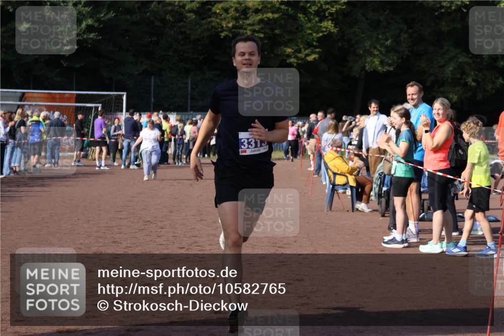 27.09.2026 - 35. Volkslauf durch das schöne Alstertal Strokosch-Dieckow http://msf.ph/oto/10582765 27.09.2026 11:27:51 Ziel 3313 meine-sportfotos.de