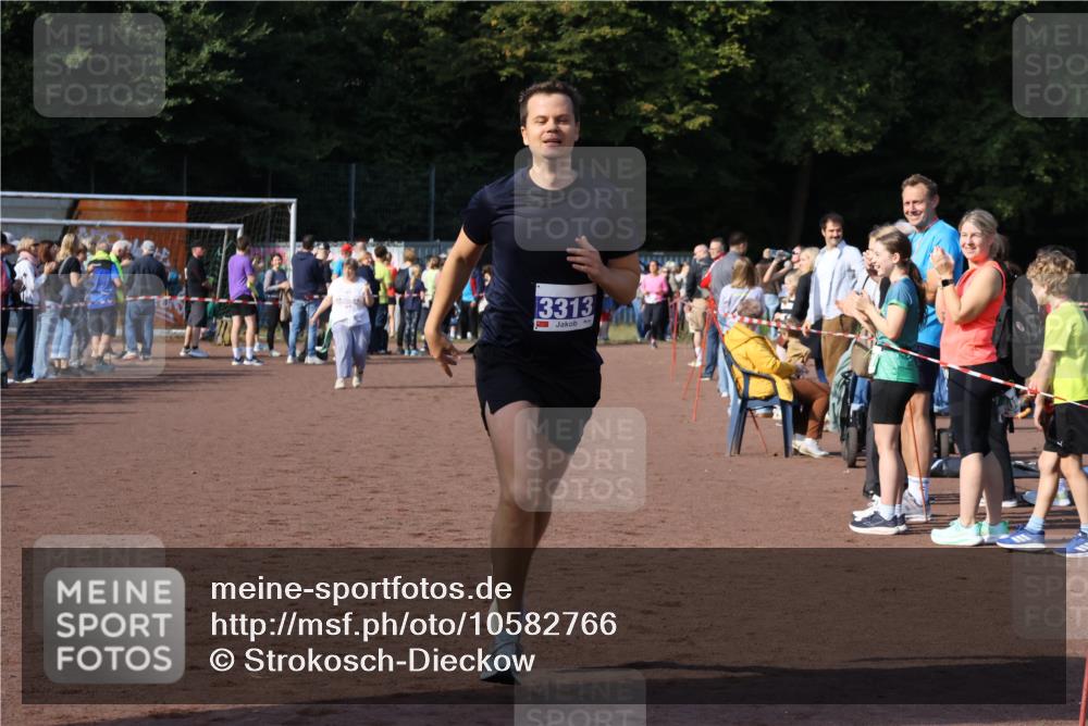 27.09.2026 - 35. Volkslauf durch das schöne Alstertal Strokosch-Dieckow http://msf.ph/oto/10582766 27.09.2026 11:27:51 Ziel 3313 meine-sportfotos.de
