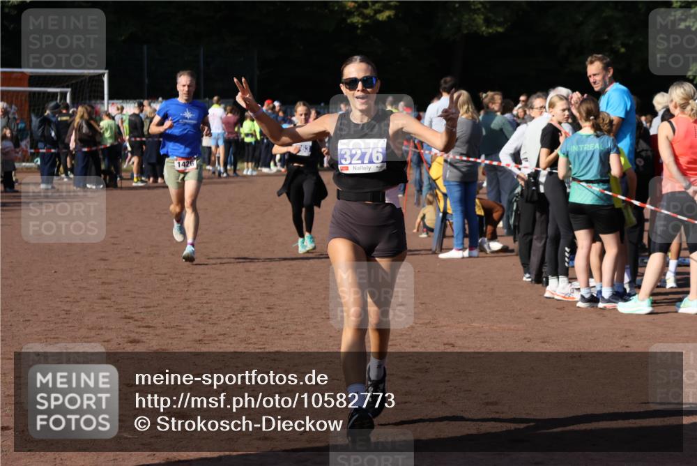 27.09.2026 - 35. Volkslauf durch das schöne Alstertal Strokosch-Dieckow http://msf.ph/oto/10582773 27.09.2026 11:32:58 Ziel 1426, 3276, 3363, 3996 meine-sportfotos.de
