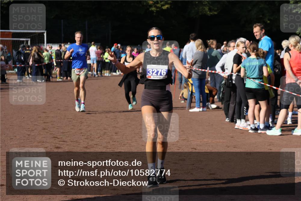 27.09.2026 - 35. Volkslauf durch das schöne Alstertal Strokosch-Dieckow http://msf.ph/oto/10582774 27.09.2026 11:32:58 Ziel 1426, 3276, 3363, 3996 meine-sportfotos.de