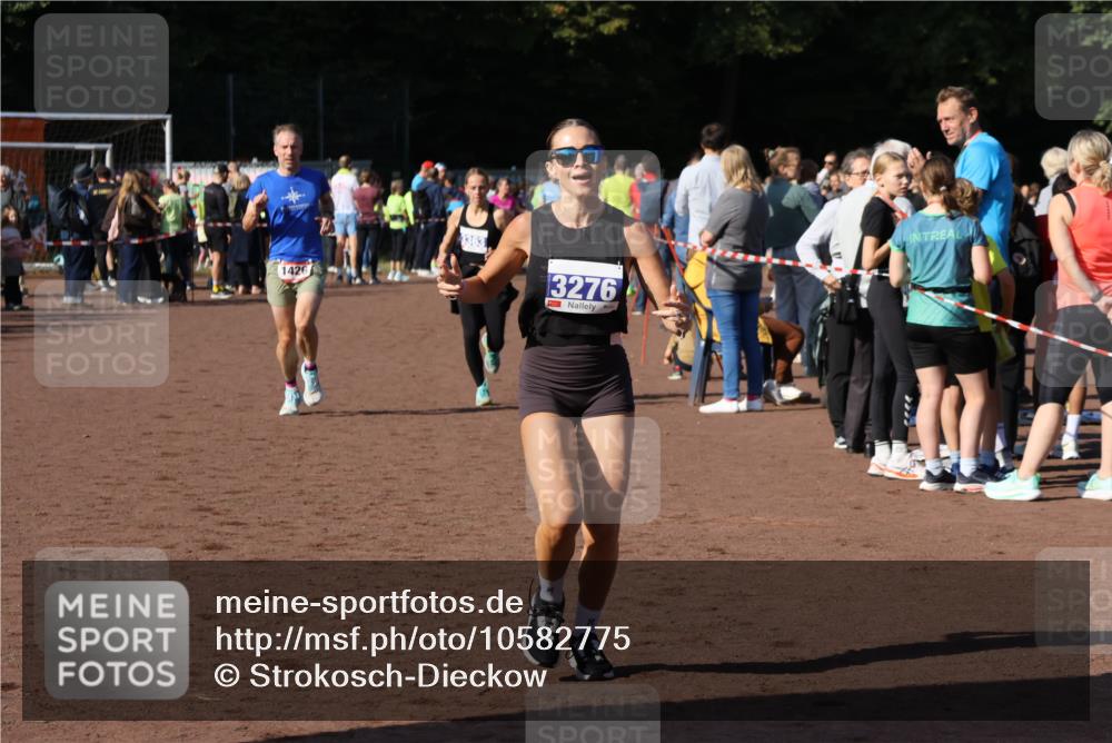 27.09.2026 - 35. Volkslauf durch das schöne Alstertal Strokosch-Dieckow http://msf.ph/oto/10582775 27.09.2026 11:32:58 Ziel 1426, 3276, 3363, 3996 meine-sportfotos.de