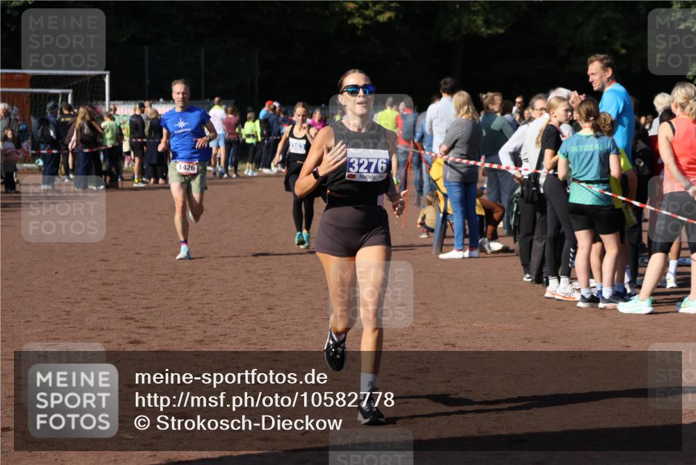 27.09.2026 - 35. Volkslauf durch das schöne Alstertal Strokosch-Dieckow http://msf.ph/oto/10582778 27.09.2026 11:32:58 Ziel 1426, 3276, 3363, 3996 meine-sportfotos.de