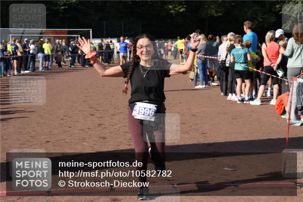 27.09.2026 - 35. Volkslauf durch das schöne Alstertal Strokosch-Dieckow http://msf.ph/oto/10582782 27.09.2026 11:32:55 Ziel 1426, 3006, 3007, 3276, 3363, 3996 meine-sportfotos.de