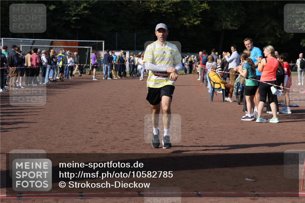 27.09.2026 - 35. Volkslauf durch das schöne Alstertal Strokosch-Dieckow http://msf.ph/oto/10582785 27.09.2026 11:27:44 Ziel 1408, 3313 meine-sportfotos.de