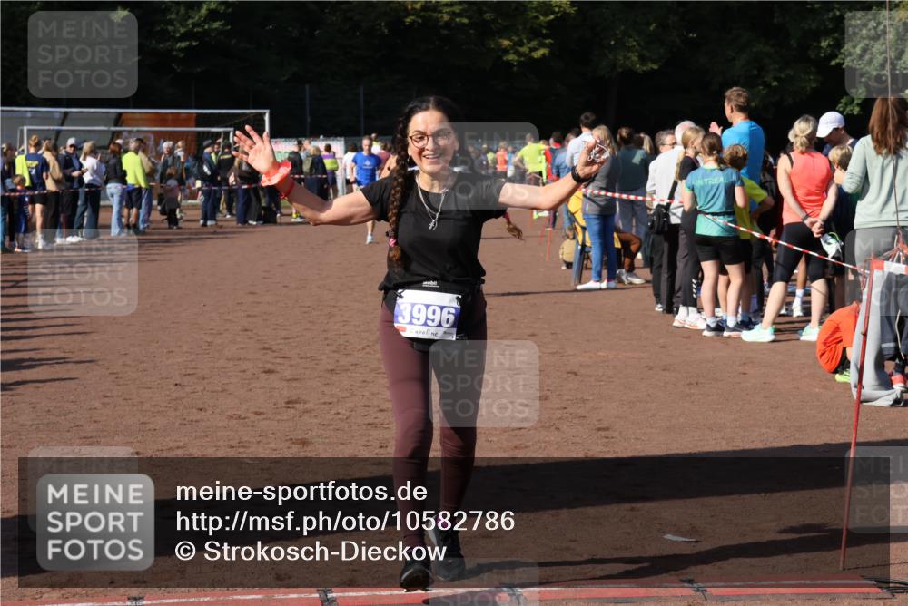 27.09.2026 - 35. Volkslauf durch das schöne Alstertal Strokosch-Dieckow http://msf.ph/oto/10582786 27.09.2026 11:32:55 Ziel 1426, 3006, 3007, 3276, 3363, 3996 meine-sportfotos.de