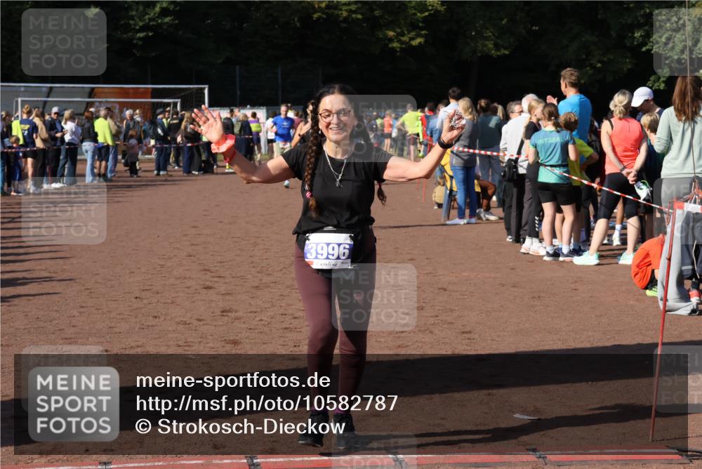 27.09.2026 - 35. Volkslauf durch das schöne Alstertal Strokosch-Dieckow http://msf.ph/oto/10582787 27.09.2026 11:32:54 Ziel 1426, 3006, 3007, 3276, 3996 meine-sportfotos.de