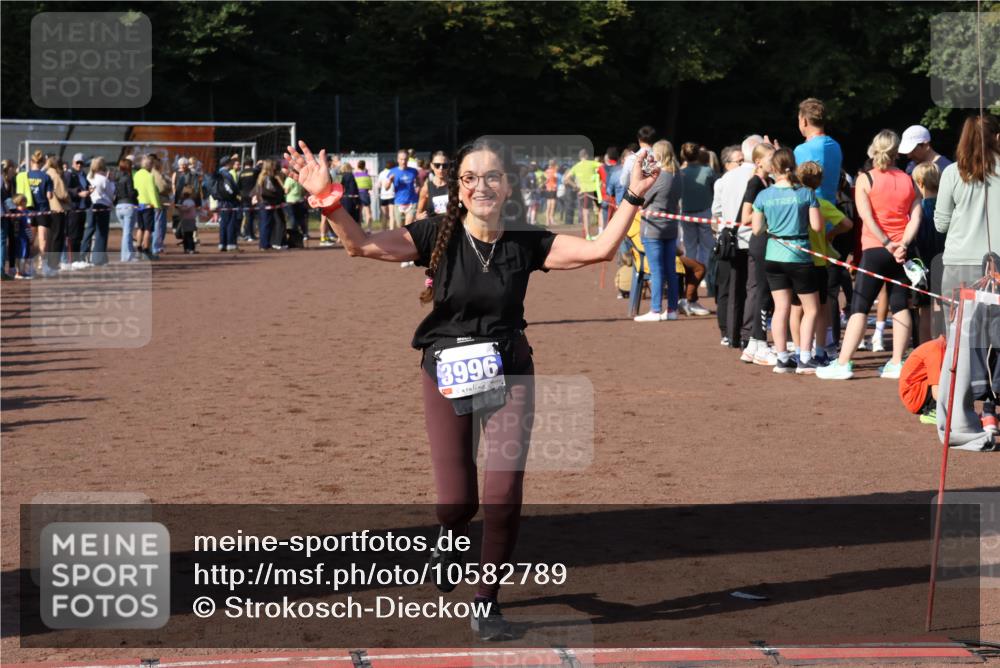 27.09.2026 - 35. Volkslauf durch das schöne Alstertal Strokosch-Dieckow http://msf.ph/oto/10582789 27.09.2026 11:32:54 Ziel 1426, 3006, 3007, 3276, 3996 meine-sportfotos.de