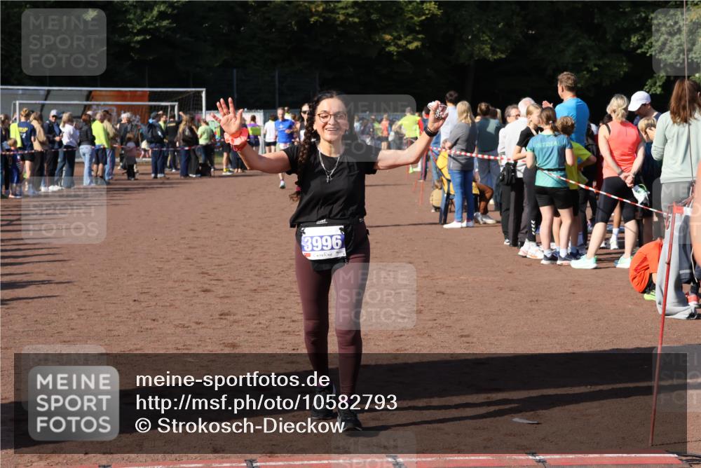 27.09.2026 - 35. Volkslauf durch das schöne Alstertal Strokosch-Dieckow http://msf.ph/oto/10582793 27.09.2026 11:32:54 Ziel 1426, 3006, 3007, 3276, 3996 meine-sportfotos.de