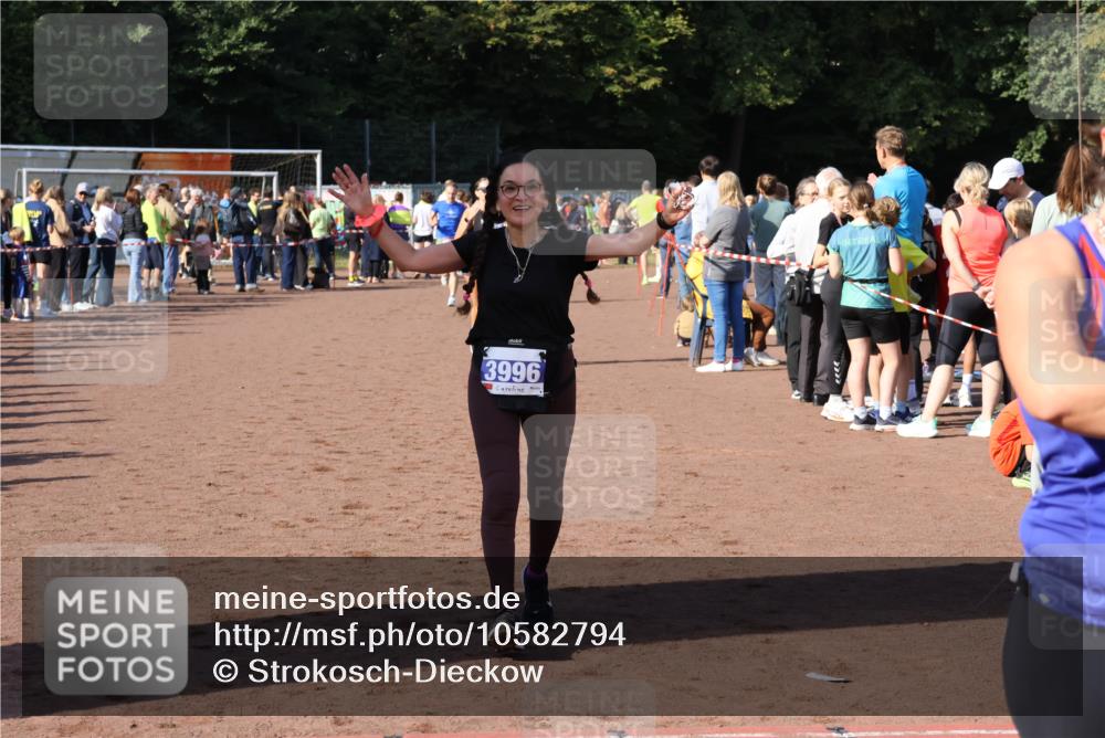 27.09.2026 - 35. Volkslauf durch das schöne Alstertal Strokosch-Dieckow http://msf.ph/oto/10582794 27.09.2026 11:32:54 Ziel 1426, 3006, 3007, 3276, 3996 meine-sportfotos.de