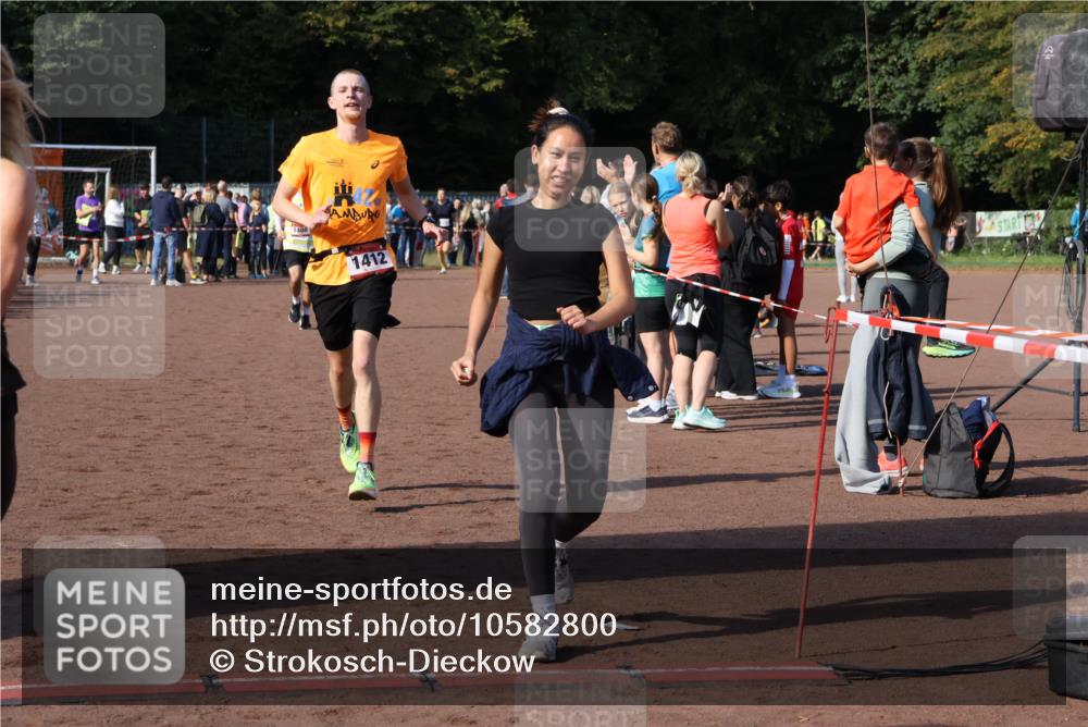 27.09.2026 - 35. Volkslauf durch das schöne Alstertal Strokosch-Dieckow http://msf.ph/oto/10582800 27.09.2026 11:27:39 Ziel 1408, 1412, 3417, 4180 meine-sportfotos.de