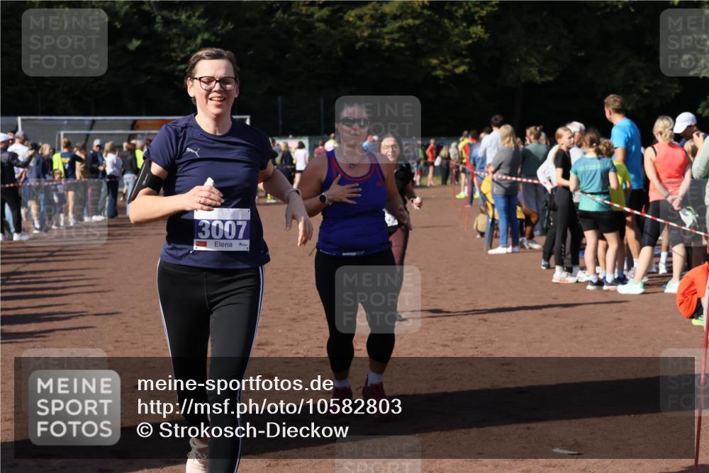 27.09.2026 - 35. Volkslauf durch das schöne Alstertal Strokosch-Dieckow http://msf.ph/oto/10582803 27.09.2026 11:32:51 Ziel 3006, 3007, 3996 meine-sportfotos.de