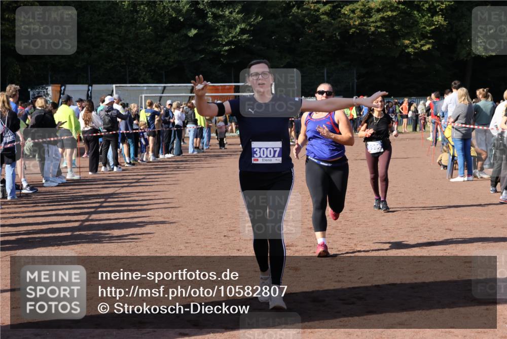 27.09.2026 - 35. Volkslauf durch das schöne Alstertal Strokosch-Dieckow http://msf.ph/oto/10582807 27.09.2026 11:32:51 Ziel 3006, 3007, 3996 meine-sportfotos.de