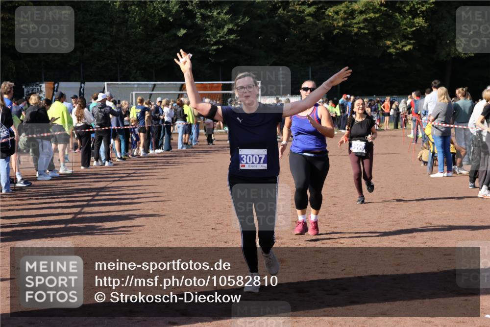 27.09.2026 - 35. Volkslauf durch das schöne Alstertal Strokosch-Dieckow http://msf.ph/oto/10582810 27.09.2026 11:32:51 Ziel 3006, 3007, 3996 meine-sportfotos.de