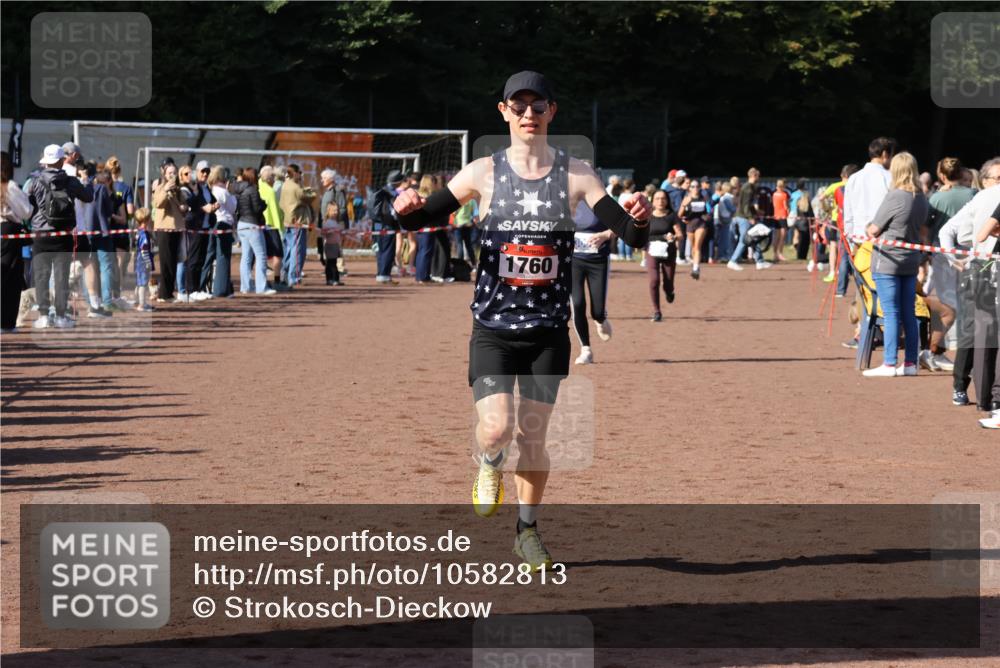 27.09.2026 - 35. Volkslauf durch das schöne Alstertal Strokosch-Dieckow http://msf.ph/oto/10582813 27.09.2026 11:32:45 Ziel 1428, 1760, 3006, 3007, 3330 meine-sportfotos.de