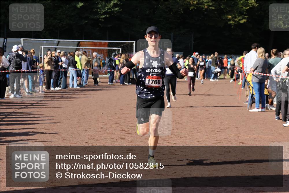 27.09.2026 - 35. Volkslauf durch das schöne Alstertal Strokosch-Dieckow http://msf.ph/oto/10582815 27.09.2026 11:32:45 Ziel 1428, 1760, 3006, 3007, 3330 meine-sportfotos.de