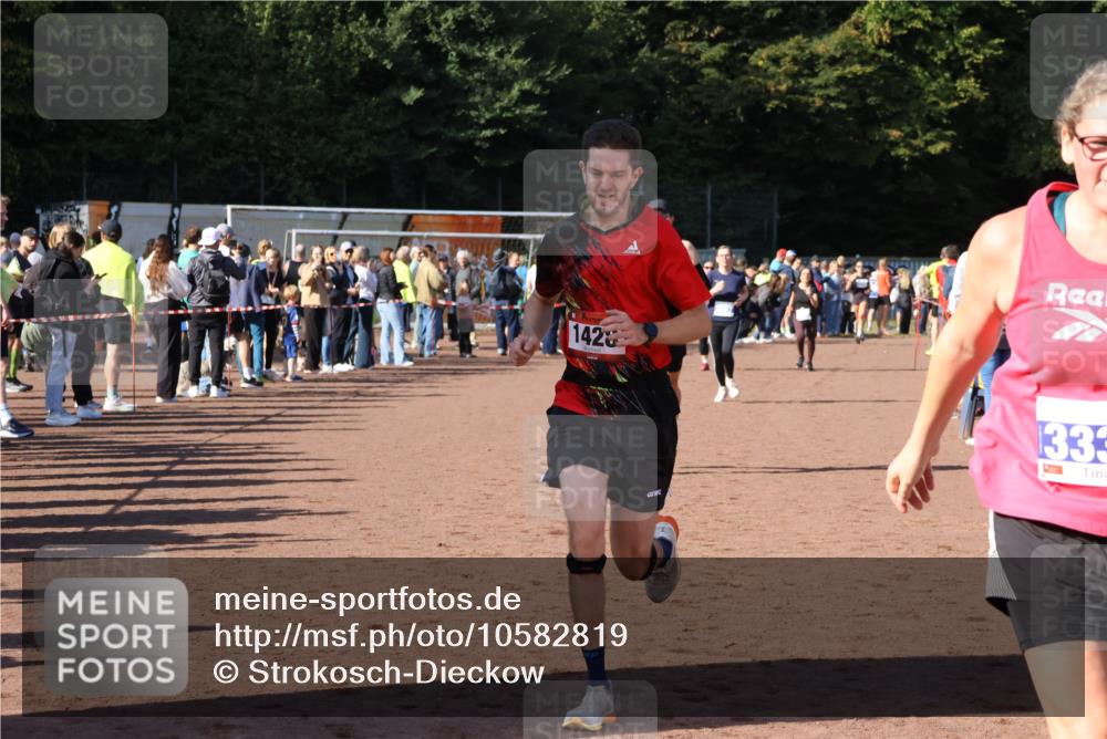 27.09.2026 - 35. Volkslauf durch das schöne Alstertal Strokosch-Dieckow http://msf.ph/oto/10582819 27.09.2026 11:32:43 Ziel 1428, 1760, 3007, 3330, 3331 meine-sportfotos.de