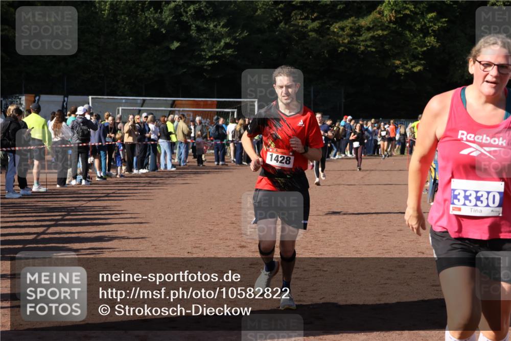 27.09.2026 - 35. Volkslauf durch das schöne Alstertal Strokosch-Dieckow http://msf.ph/oto/10582822 27.09.2026 11:32:43 Ziel 1428, 1760, 3007, 3330, 3331 meine-sportfotos.de