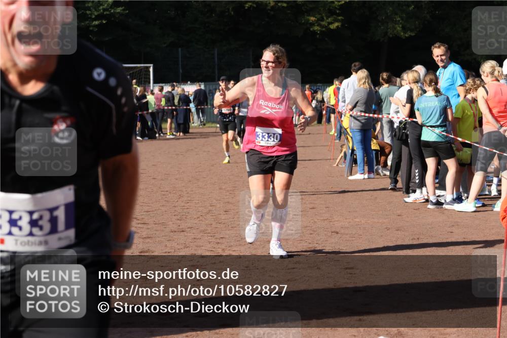 27.09.2026 - 35. Volkslauf durch das schöne Alstertal Strokosch-Dieckow http://msf.ph/oto/10582827 27.09.2026 11:32:41 Ziel 1428, 1760, 3330, 3331 meine-sportfotos.de