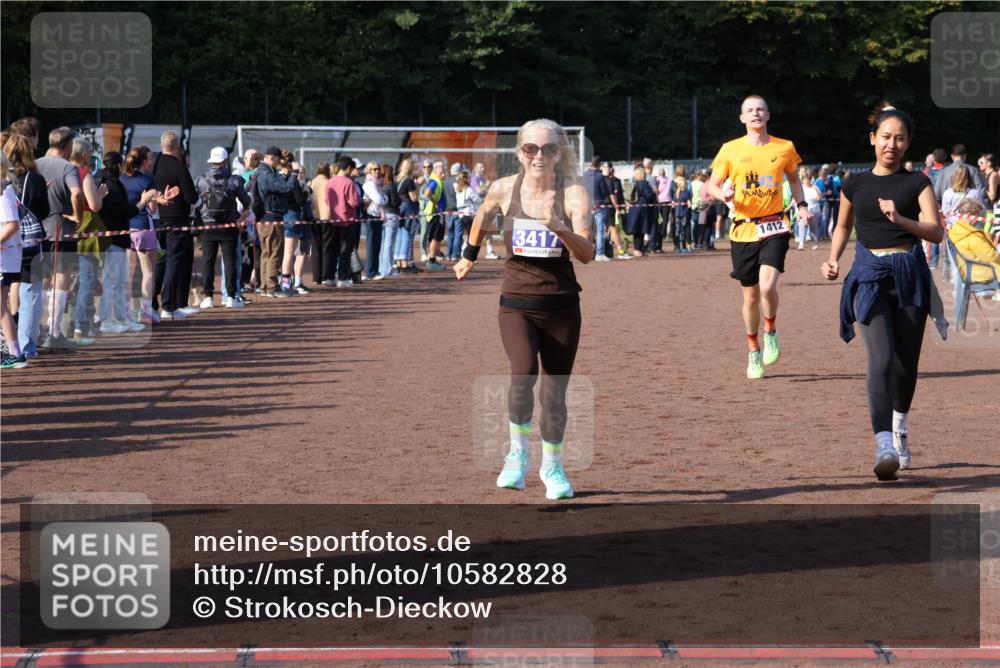 27.09.2026 - 35. Volkslauf durch das schöne Alstertal Strokosch-Dieckow http://msf.ph/oto/10582828 27.09.2026 11:27:37 Ziel 1408, 1412, 3128, 3417, 4180 meine-sportfotos.de
