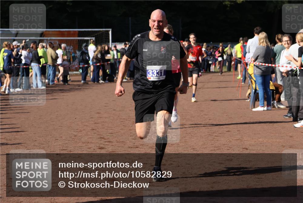 27.09.2026 - 35. Volkslauf durch das schöne Alstertal Strokosch-Dieckow http://msf.ph/oto/10582829 27.09.2026 11:32:39 Ziel 1428, 1760, 3330, 3331 meine-sportfotos.de