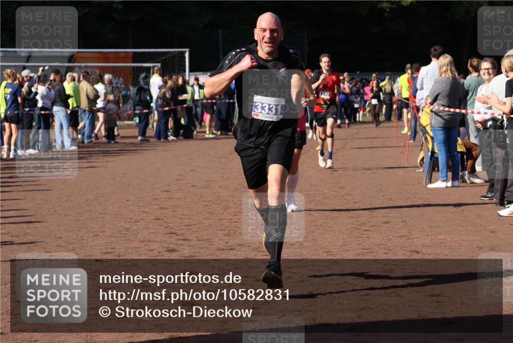 27.09.2026 - 35. Volkslauf durch das schöne Alstertal Strokosch-Dieckow http://msf.ph/oto/10582831 27.09.2026 11:32:39 Ziel 1428, 1760, 3330, 3331 meine-sportfotos.de