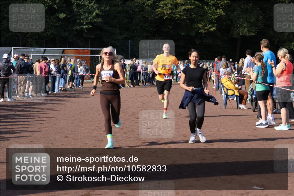 27.09.2026 - 35. Volkslauf durch das schöne Alstertal Strokosch-Dieckow http://msf.ph/oto/10582833 27.09.2026 11:27:37 Ziel 1408, 1412, 3128, 3417, 4180 meine-sportfotos.de