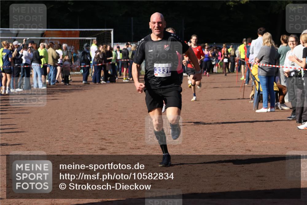 27.09.2026 - 35. Volkslauf durch das schöne Alstertal Strokosch-Dieckow http://msf.ph/oto/10582834 27.09.2026 11:32:38 Ziel 1428, 1760, 3330, 3331 meine-sportfotos.de