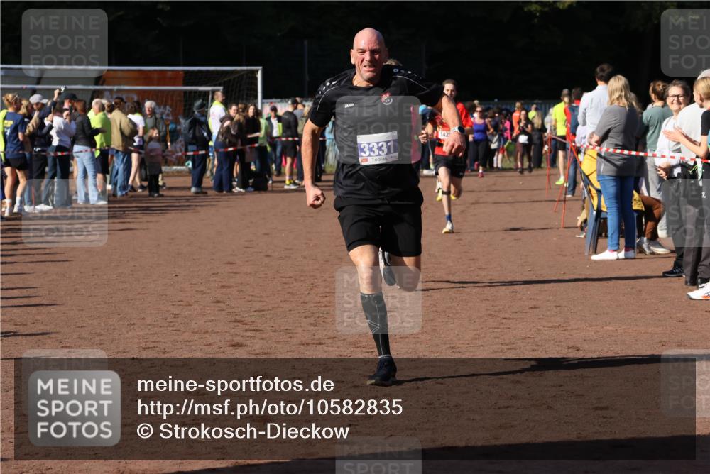 27.09.2026 - 35. Volkslauf durch das schöne Alstertal Strokosch-Dieckow http://msf.ph/oto/10582835 27.09.2026 11:32:38 Ziel 1428, 1760, 3330, 3331 meine-sportfotos.de