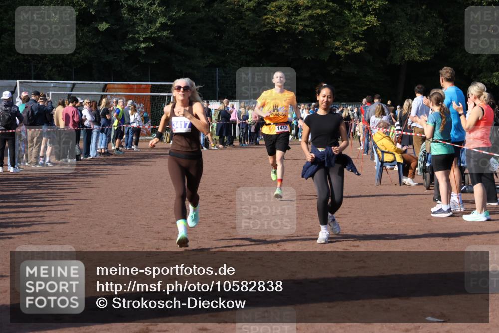 27.09.2026 - 35. Volkslauf durch das schöne Alstertal Strokosch-Dieckow http://msf.ph/oto/10582838 27.09.2026 11:27:37 Ziel 1408, 1412, 3128, 3417, 4180 meine-sportfotos.de